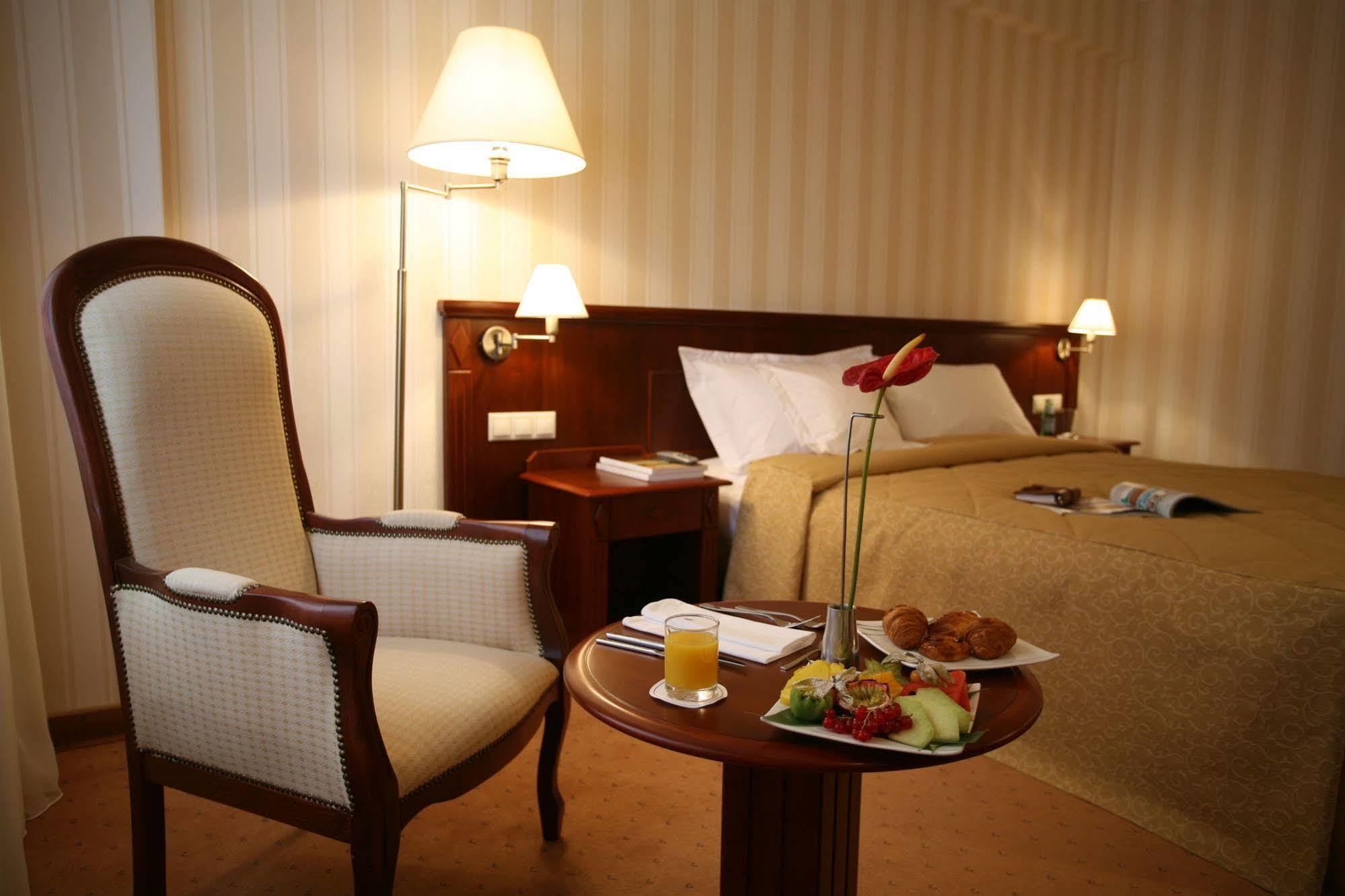 Ramada Hotel & Suites By Wyndham Bucharest North Extérieur photo