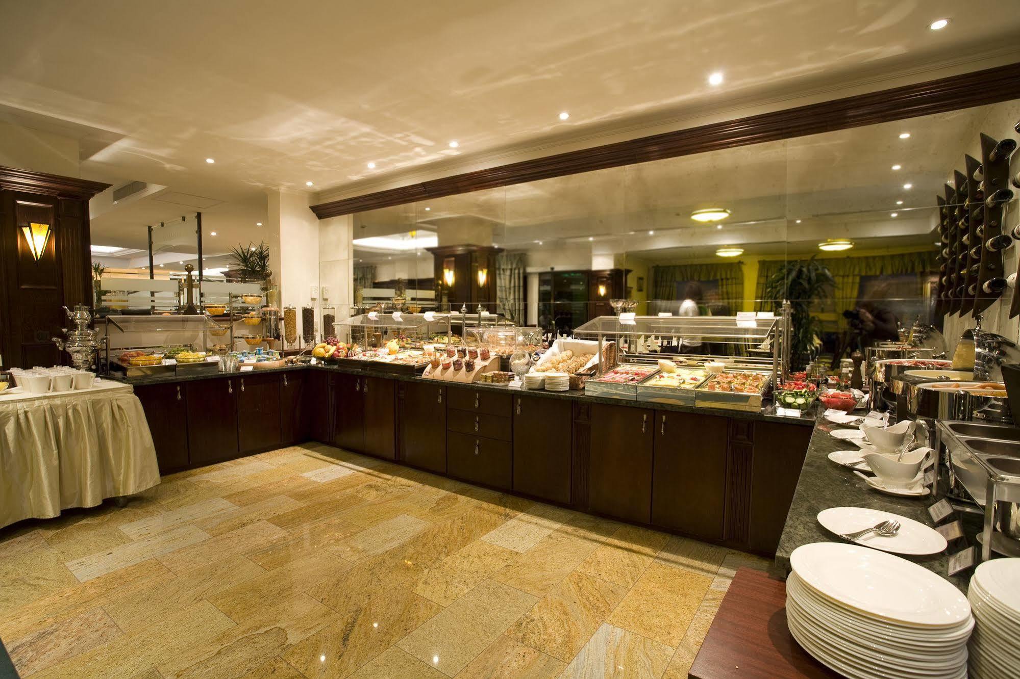 Ramada Hotel & Suites By Wyndham Bucharest North Extérieur photo